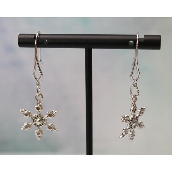 Silver Tone Christmas Snowflake Drop Earrings E130 - Picture 1 of 2